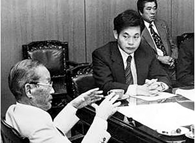 이병철 회장(왼쪽)이 1983년 반도체 진출을 선언한 도쿄 선언 후 이건희 등 임원들에게 관련 내용을 설명하는 장면. 구글이미지