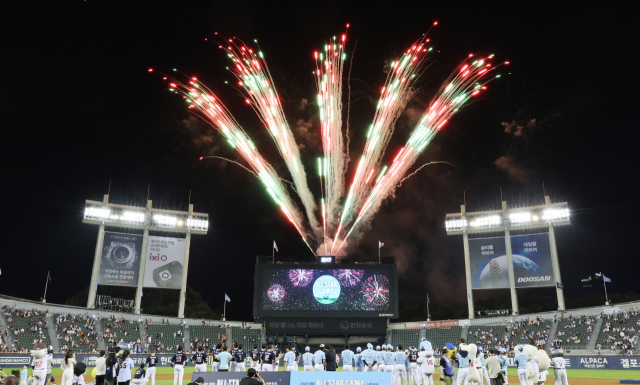 11일 서울 잠실야구장에서 열린 KBO 프로야구 올스타전에서 경기 후 불꽃 쇼가 벌어지고 있다. 연합뉴스