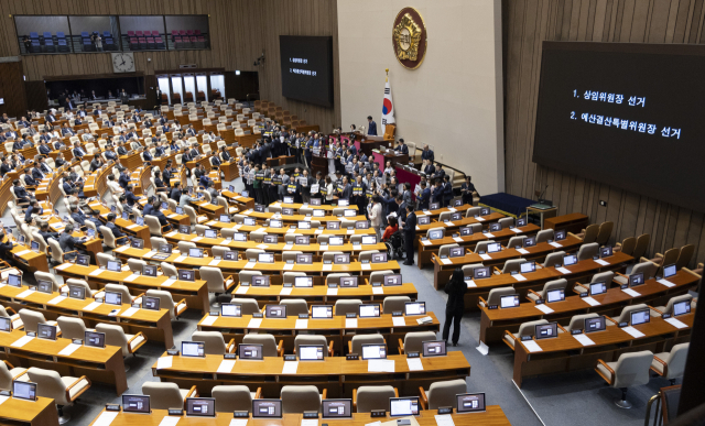 30일 국회에서 열린 22대 국회 하반기 11개 상임위원장과 예산결산위원장 선출을 위한 본회의에서 국민의힘 의원들이 민주당의 일방적인 선출 강행에 항의하며 규탄 시위를 벌이고 있다. 연합뉴스