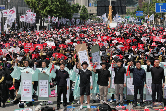 11일 서울 숭례문 앞 세종대로에서 열린 전국공무원노동조합 공무원·교사 노동자대회에서 참석자들이 구호를 외치고 있다. 연합뉴스