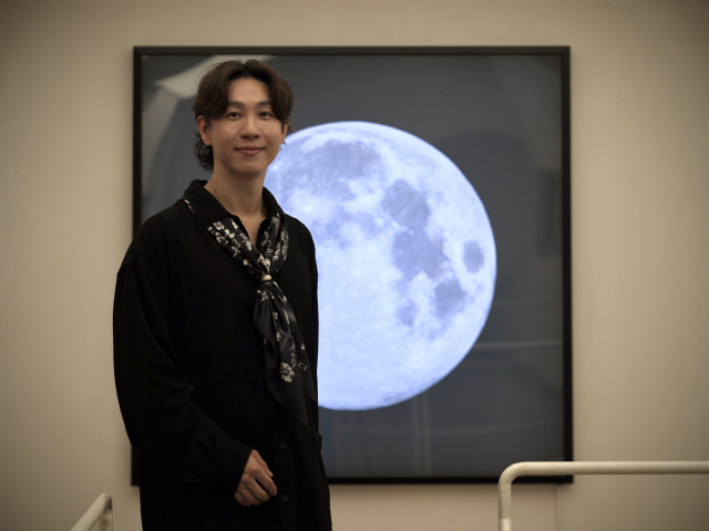 자신의 작품 앞에 선 최동헌 작가. 갤러리 토마 제공