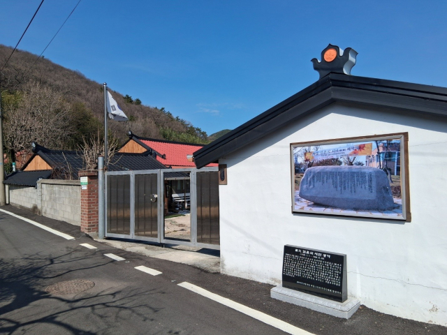 김윤식 시인 생가 표지석과 대문 모습. 김약수 경산학연구원장