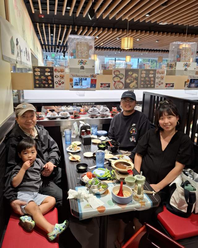 원남철 씨가 딸, 사위, 외손주와 함께 시애틀의 한 회전 스시에서 점심식사를 즐기고 있다. 본인 제공