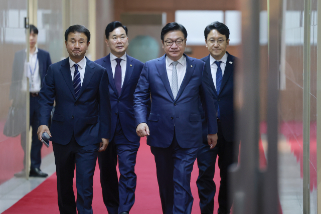 지난 8일 국회에서 열린 법제사법위원회 전체회의에서 위원장인 더불어민주당 서영교 의원이 국민의힘 소속의원들의 불참속에 개회를 선언하고 있다. 연합뉴스