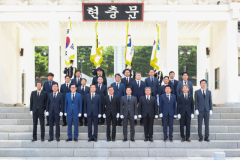 경북도의회, 영천호국원 참배…제13대 전반기 의정활동 본격 시작