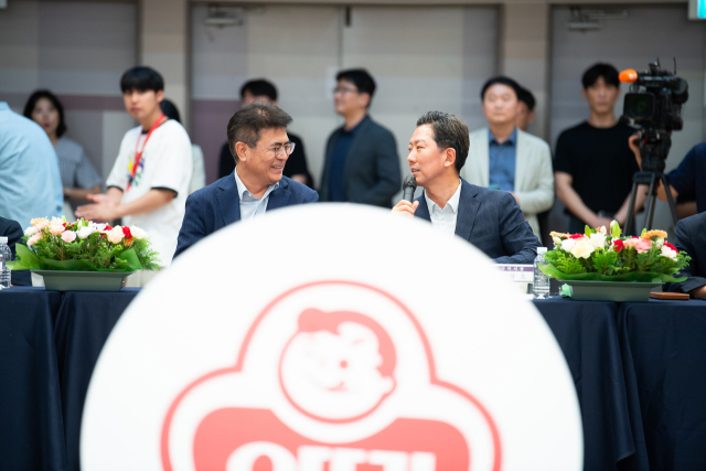 13일 투자양해각서 체결식에서 김장호(오른쪽) 구미시장과 이신혁 오뚜기라면 대표이사가 대화를 나누고 있다. 구미시 제공