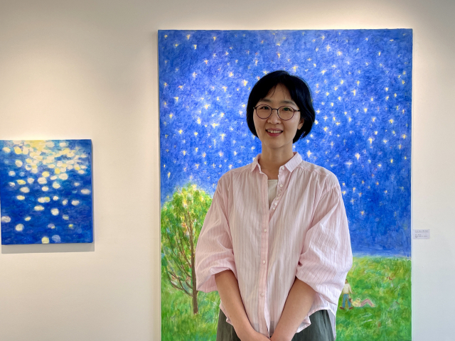 자신의 작품 앞에 선 이오성 작가. 이연정 기자