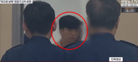 수의 입은 장윤기, 또 고개 '빳빳'…카메라 빤히 '응시' 하더니 