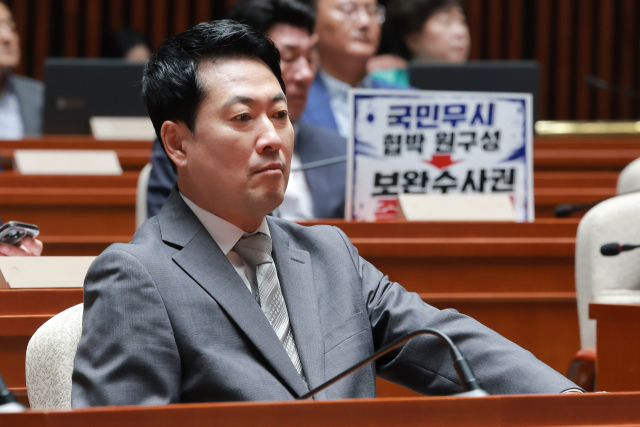 국민의힘 장동혁 대표가 13일 국회에서 열린 의원총회에 참석해 비공개 전환을 기다리고 있다. 연합뉴스
