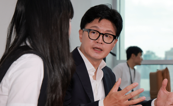'부산 돌려차기' 피해자 만난 한동훈…