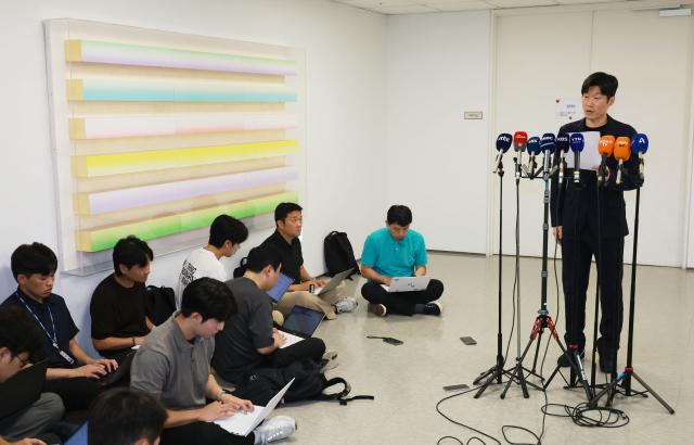 13일 서울 종로구 국립현대미술관에서 열린 K-축구혁신위원회 회의에서 공동위원장을 맡은 박지성 국제축구연맹(FIFA) 분과위원회 위원이 회의 결과 관련 브리핑을 하고 있다. 연합뉴스