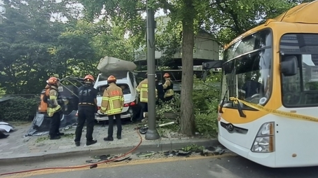 정자역 인근 50대 몰던 벤츠 인도 돌진…30대 사망