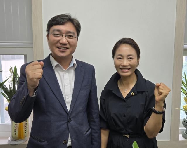 더불어민주당 소속 최완식 대구시의원(왼쪽)과 박정희 대구시의원이 14일 대구시의회에서 매일신문과 인터뷰를 갖고 있다. 강은경 기자 ekkang@imaeil.com