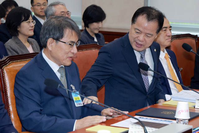 노태악 전 중앙선거관리위원장과 중앙선거관리위원장 직무대행인 위철환 상임위원이 14일 국회에서 열린 