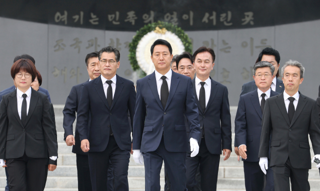 국민의힘 장동혁 대표와 정점식 원내대표를 비롯한 최고위원들이 지난 13일 국회에서 열린 최고위원회의에 입장하고 있다. 연합뉴스