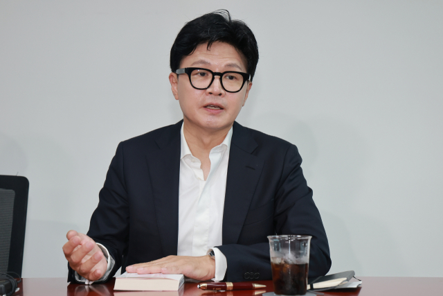 '한동훈 복당, 도움 안 된다' 57.2%…국힘 지지층 부정 우세
