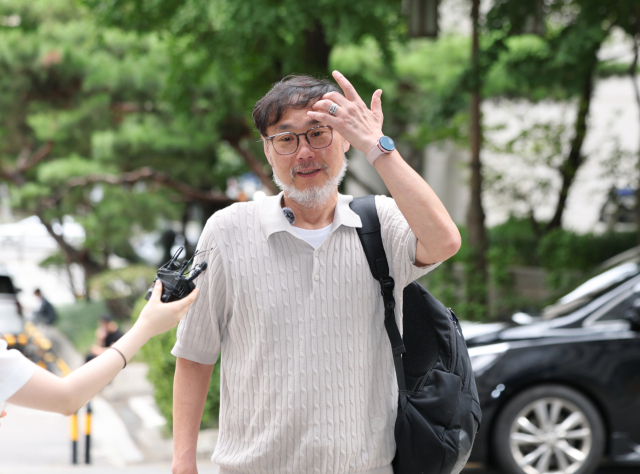 김순환 서민민생대책위원회(서민위) 사무총장이 14일 홍명보 전 축구대표팀 감독 선임 관련 고발인 조사를 받기 위해 서울 마포구 서울경찰청 광역수사단으로 출석하고 있다. 경찰은 홍 전 감독이 대표팀 지휘봉을 쥐는 과정이 기존 감독 선임 절차·규정에서 어긋난 부분이 없는지 등을 확인할 계획이다. 연합뉴스