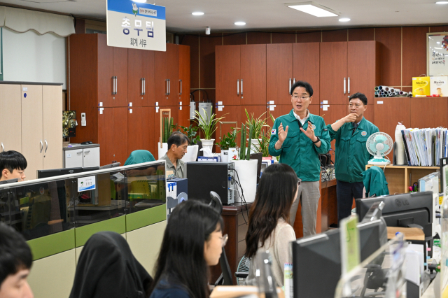 황병직 영주시장이 민원실을 방문, 직접 민원을 챙기고 있다. 영주시 제공