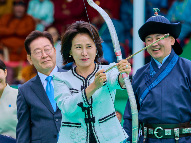 김혜경 여사 '악수 뒤 손털기' 영상 확산…대통령실 
