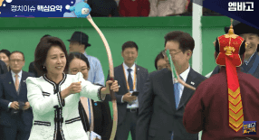 김혜경 여사, 악수 뒤 손털기?…靑 