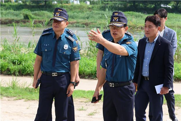 김원태 경북경찰청장이 15일 오전 영주시 풍기읍 성내리 남원천변 70대 남성 실족 사고 현장을 점검하고 있다. 경북경찰청 제공.
