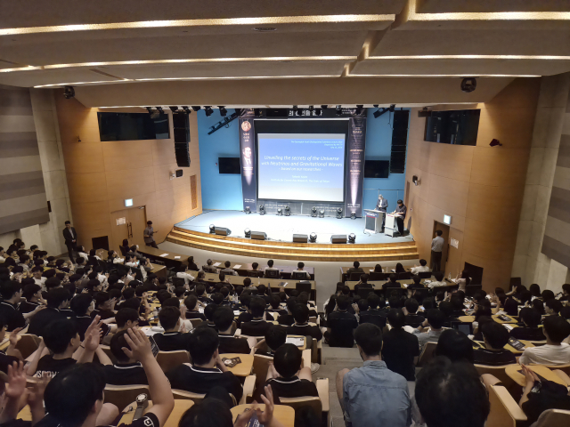 15일 오후 포항시 남구 지곡동 포스텍 포스코 국제관 국제회의장에서 열린 과학자와의 만남 행사에 초대받은 청소년들이 카지타 다카아키 도쿄대 석좌교수를 박수로 환영하고 있다. 배형욱 기자