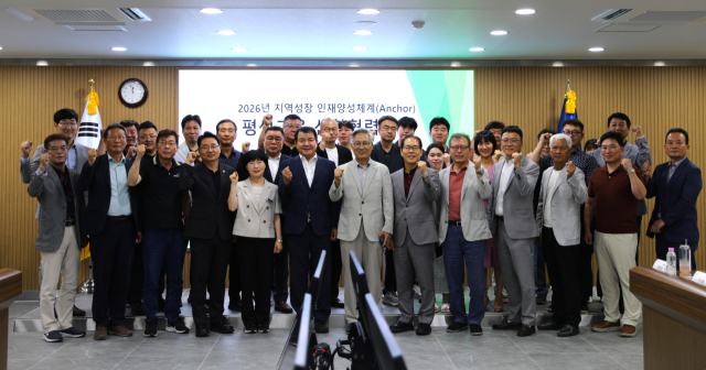 창원대학 거창캠퍼스 김재구 부 총장과 거창군 상공 협의회 회원들과 기념사진.창원대학교 거창캠퍼스 제공