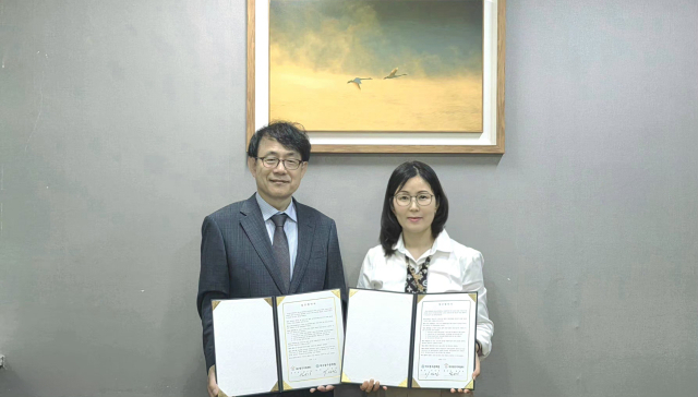 이상민(왼쪽) 대구중구문화원장과 임시아 대구중구가족센터장이 업무협약서를 들어보이고 있다. 대구중구문화원 제공