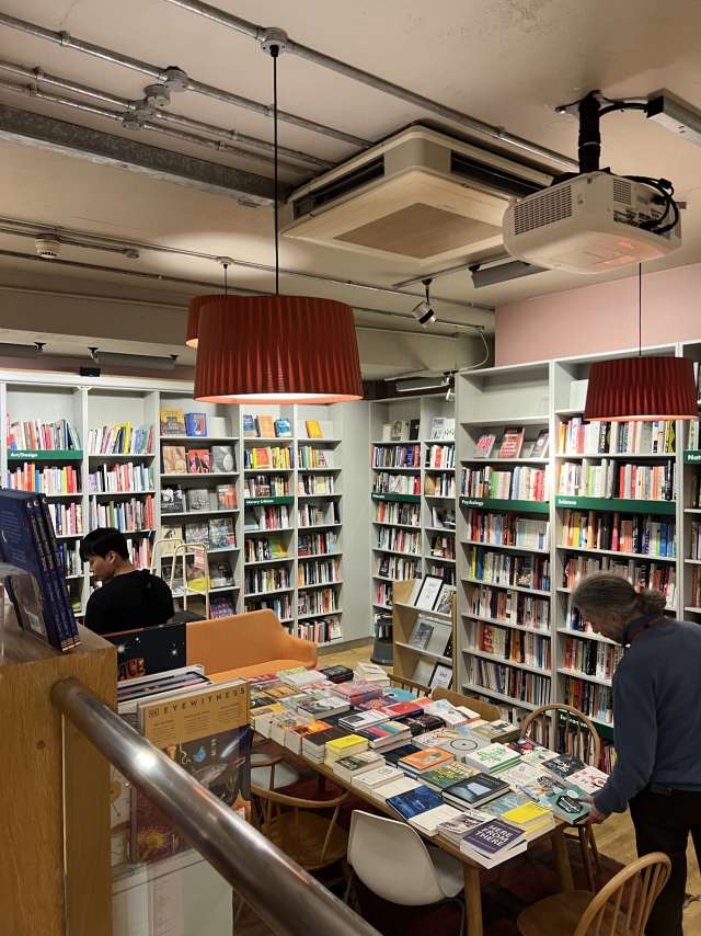 미국 최초의 비영리서점인 시카고 세미너리 코옵(Seminary Co-op Bookstore). Photo by Tom Rossiter/The University of Chicago