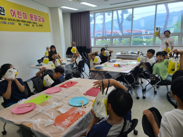 지난해 인삼박물관에서 열린 어린이 문화교실에 참여한 어린이들이 체험활동을 하고 있다. 영주시 제공