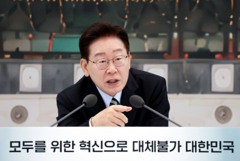 이 대통령 지지율 55%로 소폭 하락…민주당도 4%p 내려