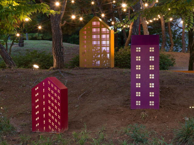 장하윤, 밤의 정원-Over there, 2023, 나무에 채색, 아크릴, LED, 스틸_70&times;33&times;118cm, 63&times;45&times;170cm, 118&times;33&times;180cm