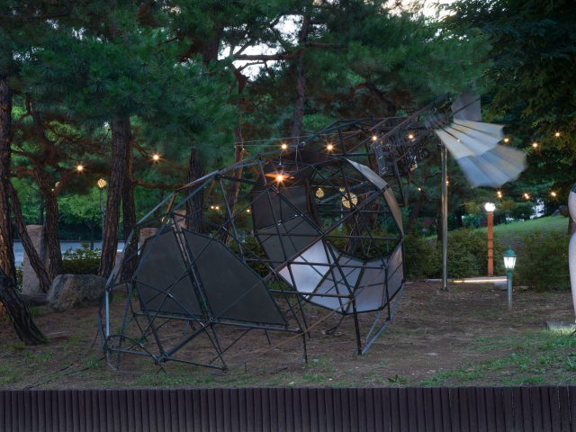 김영범, 비행선에 관한 상상, 2026, Steel, Motor, LED Light, 560x367x345cm