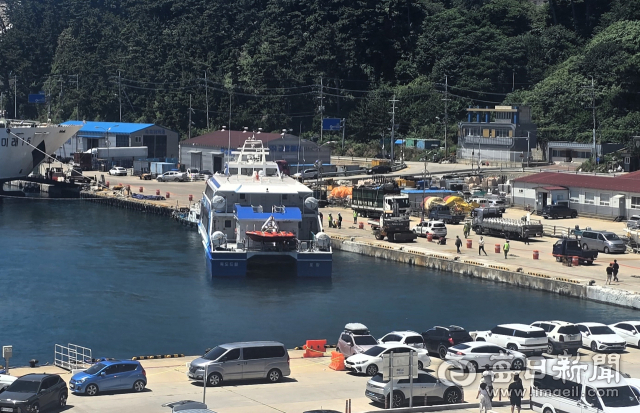 16일 독도 관광을 마치고 울릉도 울릉항에 접안하던 여객선이 지정된 선석에 접안치 못하고 부두에 부딪히는 사고가 발생했다.독자제공.