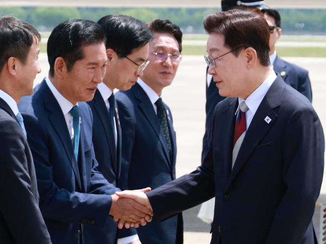 G7 정상회의와 유럽 순방을 마치고 귀국한 이재명 대통령이 지난달 18일 성남 서울공항에서 환영나온 더불어민주당 정청래 전 대표와 인사하고 있다. 연합뉴스