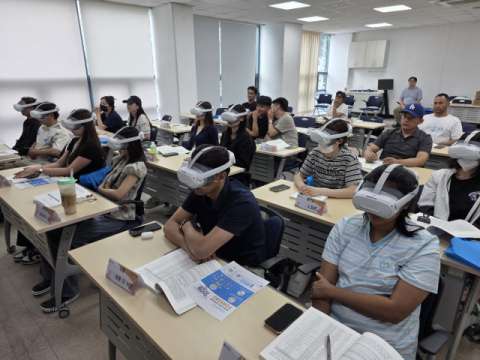 외국인 노동자 '언어 장벽' 넘는다…안전보건공단 경부지역본부, VR로 체감형 안전교육 확대