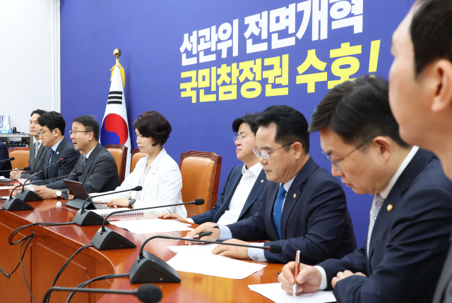 더불어민주당 한병도 당 대표 직무대행 겸 원내대표가 16일 국회에서 열린 정책조정회의에서 발언하고 있다. 연합뉴스