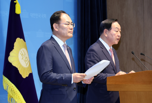 국민의힘 한기호 의원(오른쪽)과 임종득 의원이 2일 국회 소통관에서 