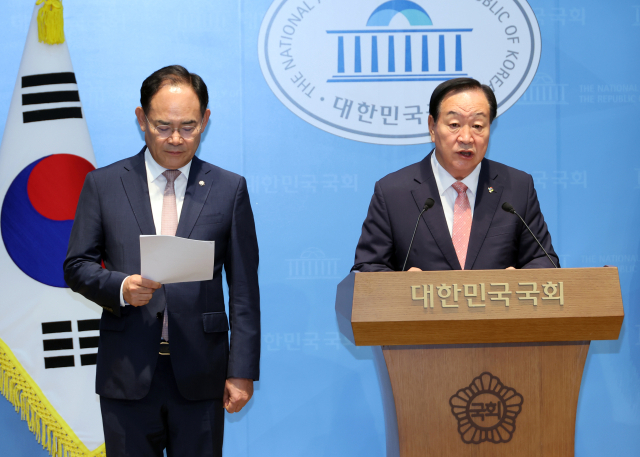 한기호 국민의힘 의원(오른쪽)이 지난 7월 국회 소통관에서 임종득 국민의힘 의원과 함께 기자회견을 진행하고 있다. 연합뉴스