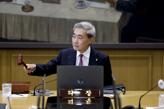 치솟은 물가, 부채 경고등…내년 상반기까지 긴축 모드?