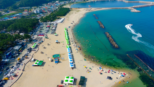 울진지역 5ㅐ 해수욕장이 17일 문을 연다. (사진은 구산해수욕장) 울진군 제공