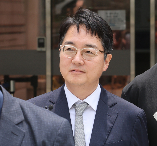 12·3 비상계엄 내란 가담 및 즉시항고 포기 관련 직권남용 의혹을 받는 심우정 전 검찰총장이 16일 구속 전 피의자 심문(영장실질심사)을 받고 서울 서초구 서울중앙지법을 나서고 있다. 연합뉴스