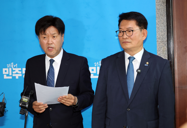 더불어민주당 8·17 전당대회에 당 대표 후보로 등록한 송영길 의원(오른쪽)과 최고위원 후보로 등록한 김용 전 민주연구원 부원장이 17일 국회에서 자신들의 후보 자격 논란과 관련, 
