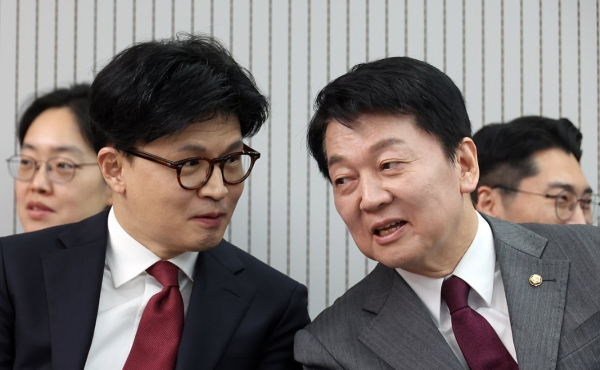 지난해 4월 29일 국민의힘의 제21대 대통령후보자 3차 경선 진출자를 발표하는 당시 서울 여의도 국민의힘 중앙당사에서 한동훈, 안철수 당시 후보가 대화하고 있는 모습. 연합뉴스
