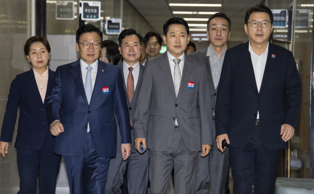 무소속 한동훈 의원이 16일 국회 의원회관에서 열린 글로벌외교안보포럼 세미나에서 강연자로 나선 박진 전 외교부 장관과 인사하고 있다. 연합뉴스