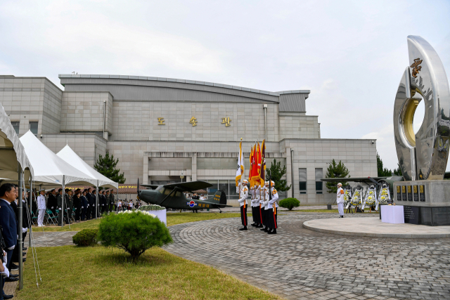 17일 오전 포항특정경비지역사령부 내 마린온 순직자 위령탑에서 