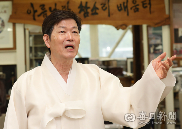 박수관 명창이 동부민요 한 대목을 구성지게 뽑아내고 있다. 공학박사이자 대한민국 명장인 그는 