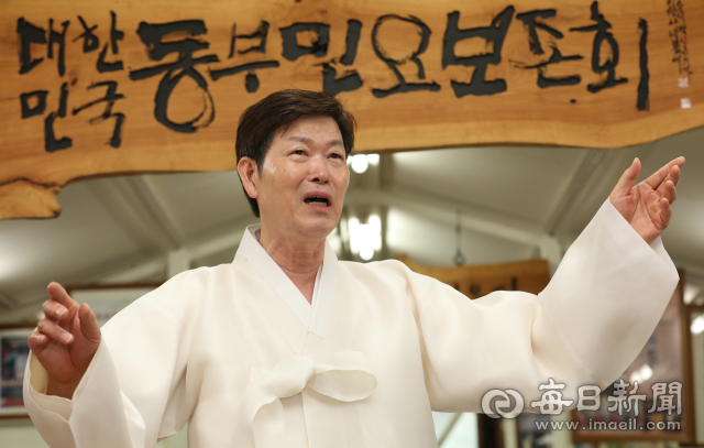 박수관 명창이 동부민요 한 대목을 구성지게 뽑아내고 있다. 산업공학 박사이자 대한민국 명장인 그는 