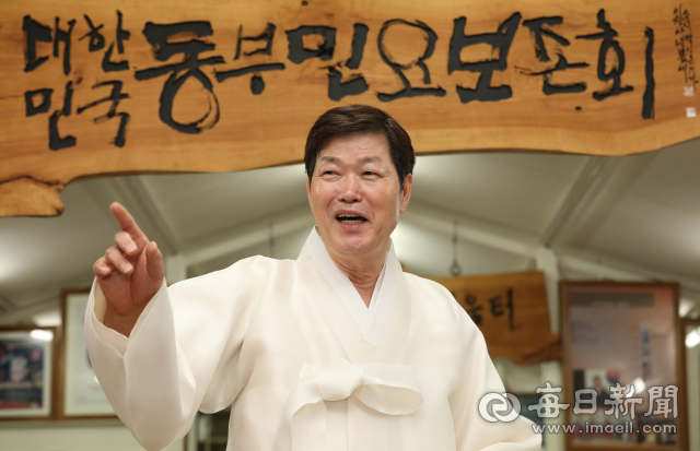 박수관 명창이 동부민요 한 대목을 구성지게 뽑아내고 있다. 공학박사이자 대한민국 명장인 그는 
