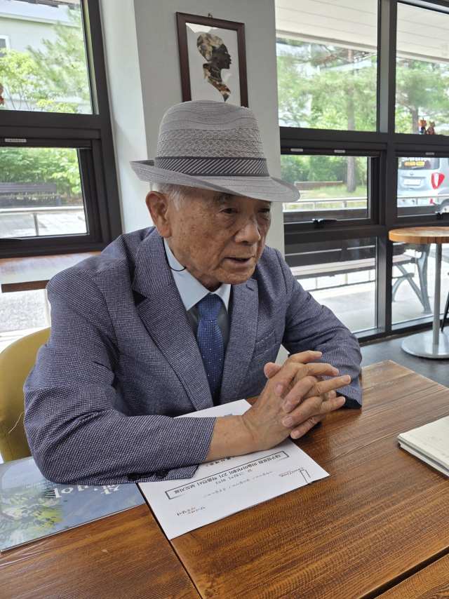 대구성로원에 거주 중인 김희출(90) 씨가 동료들과 함께 직접 그린 그림을 월배노인종합복지관에 전시하게 된 소감을 밝히고 있다. 대구성로원 제공
